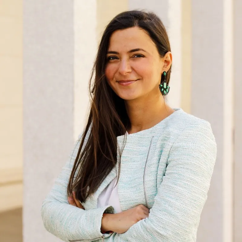 Cam Tavanı Kendi Girişimiyle Aştı