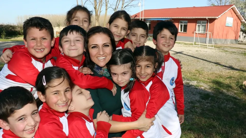 Köy okulunun ışığını globale taşıdı